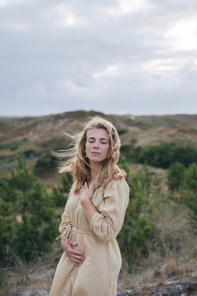 Christine Kuipers in de duinen, ogen dicht