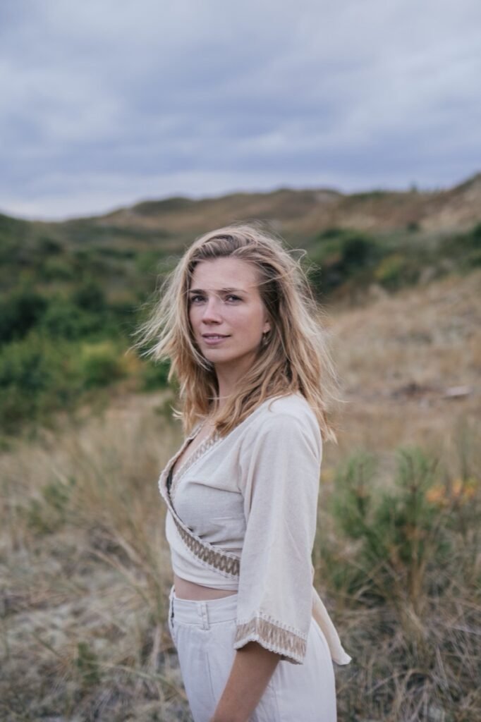 Christine Kuipers portret in de duinen