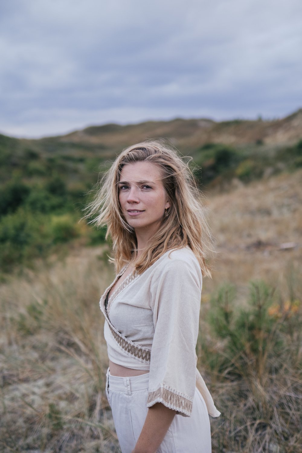 Christine Kuipers in de duinen